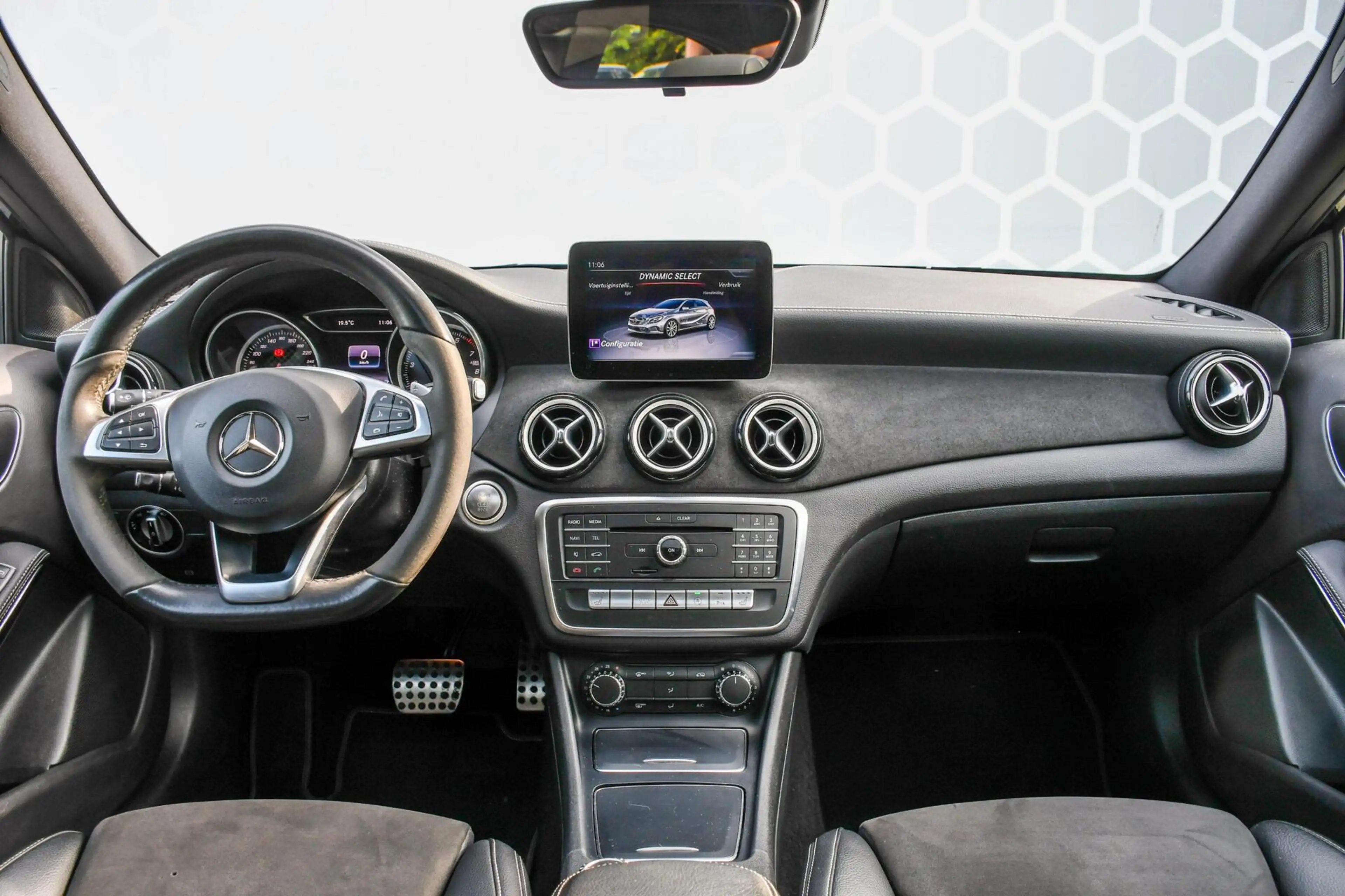 Mercedes-Benz A 180 EDITION AMG Panoramadak Night Camera — photo 4