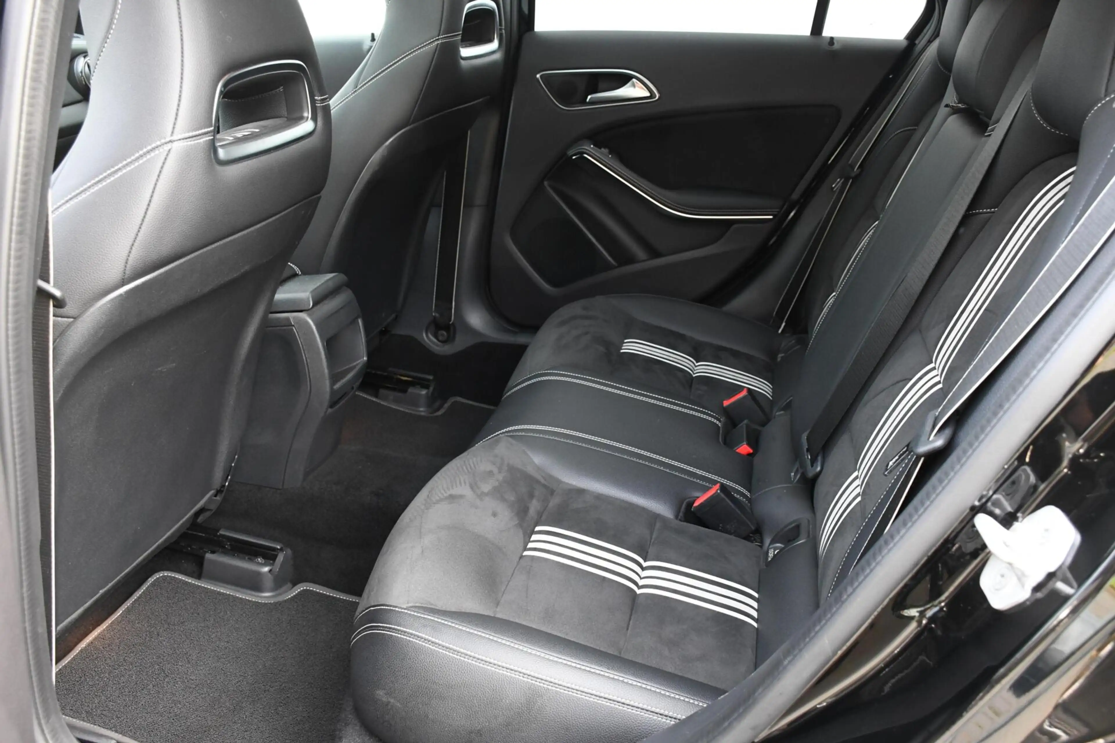 Mercedes-Benz A 180 EDITION AMG Panoramadak Night Camera — photo 12