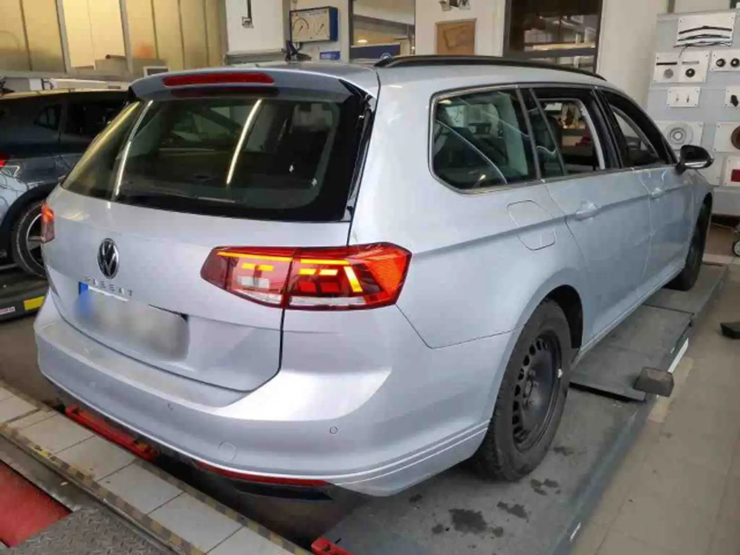 Volkswagen Passat Variant Business 2.0 TDI SCR 110 kW 7-Gan Silber - 2