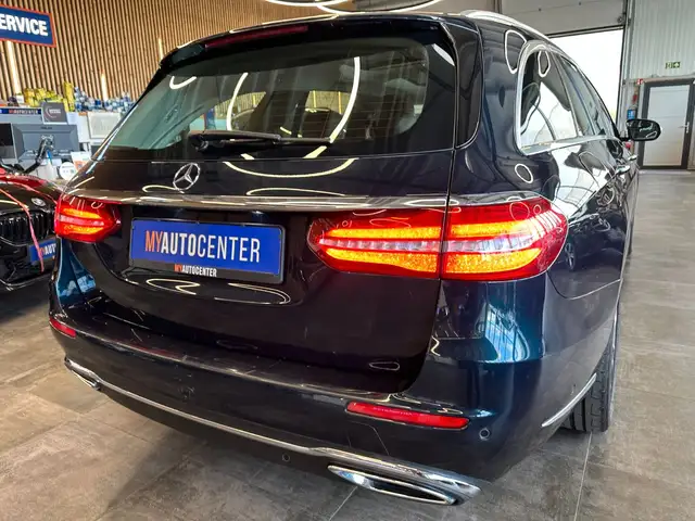 Mercedes-Benz E view 2