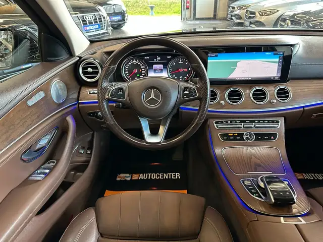 Mercedes-Benz E view 6
