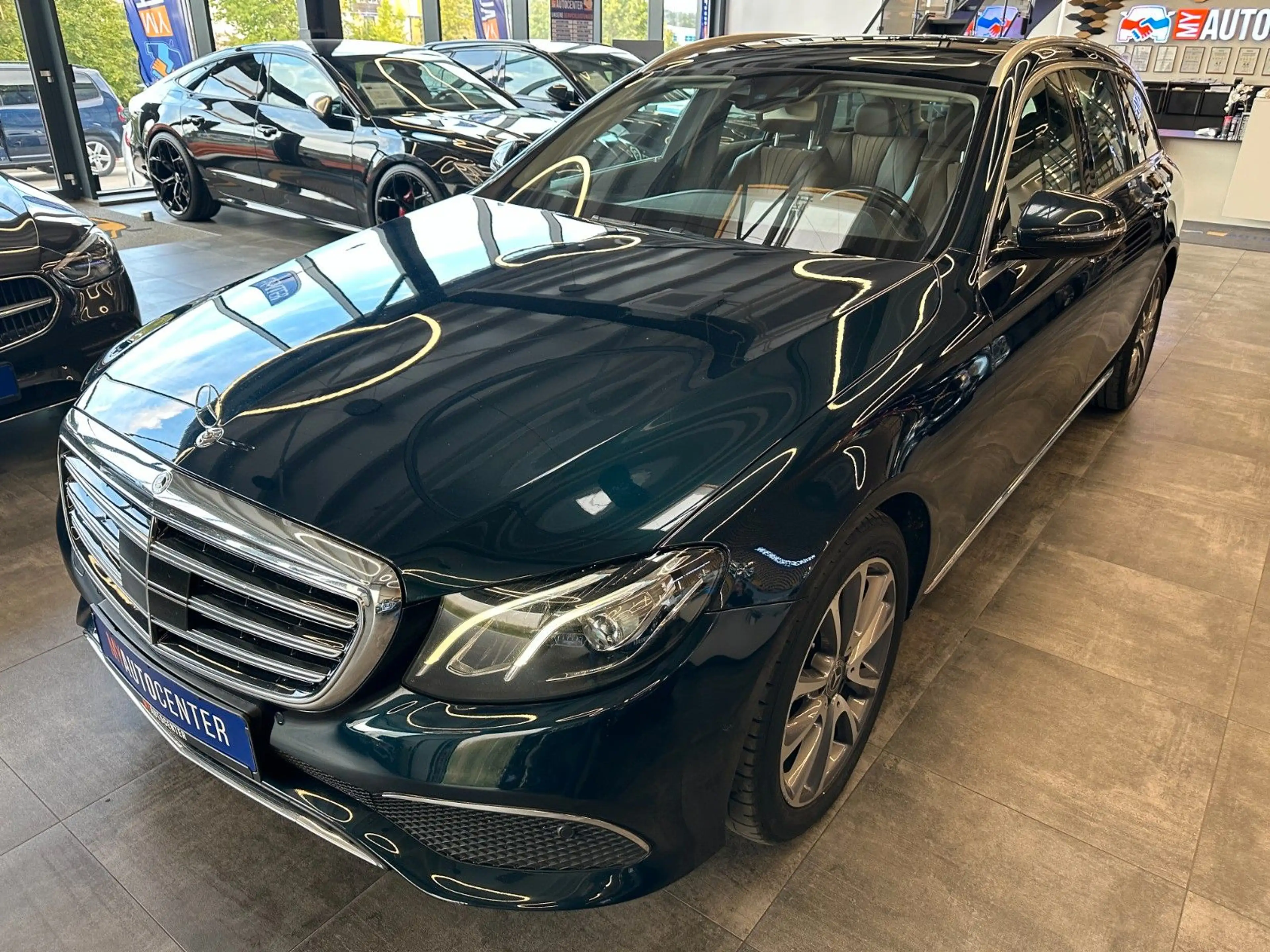 Mercedes-Benz E 350 *BURMESTER*KEYLES*PANO*AHK*ACC*StandHZ* — photo 4