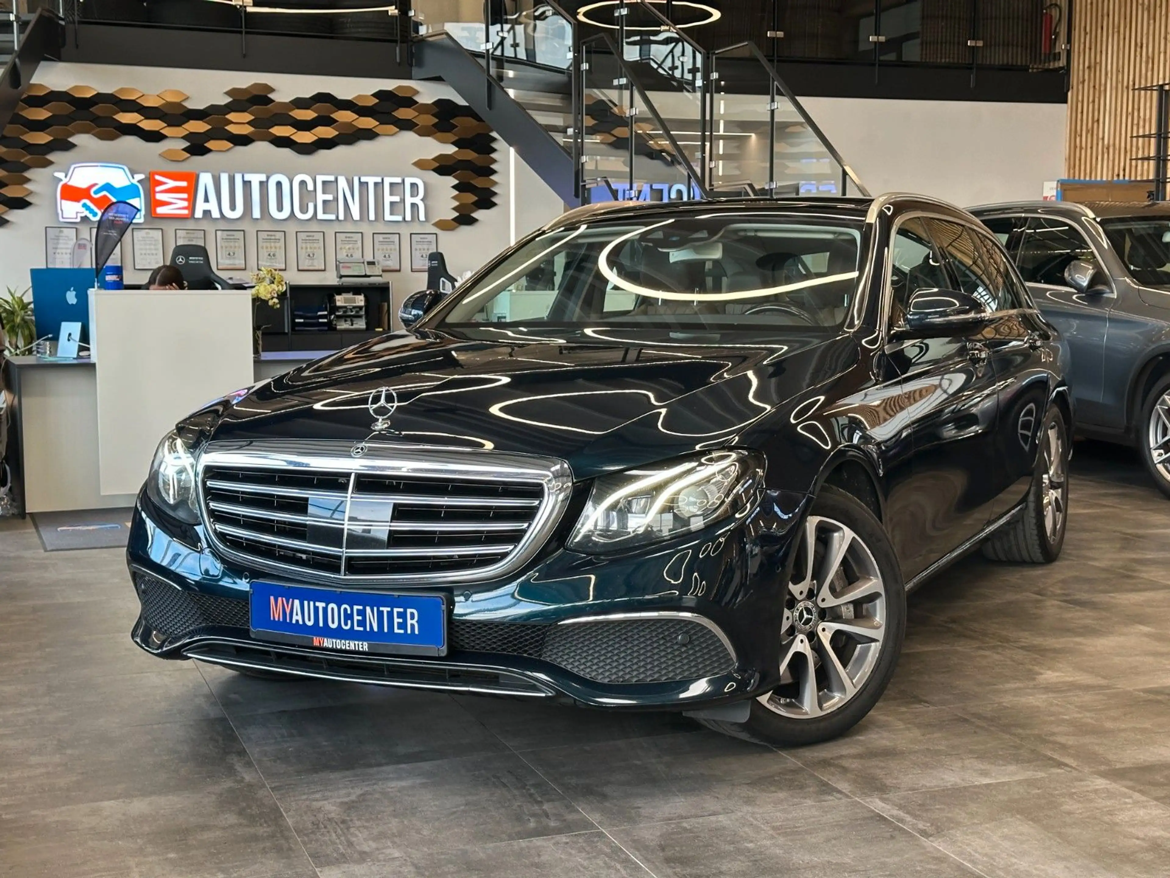 Mercedes-Benz E 350 *BURMESTER*KEYLES*PANO*AHK*ACC*StandHZ*