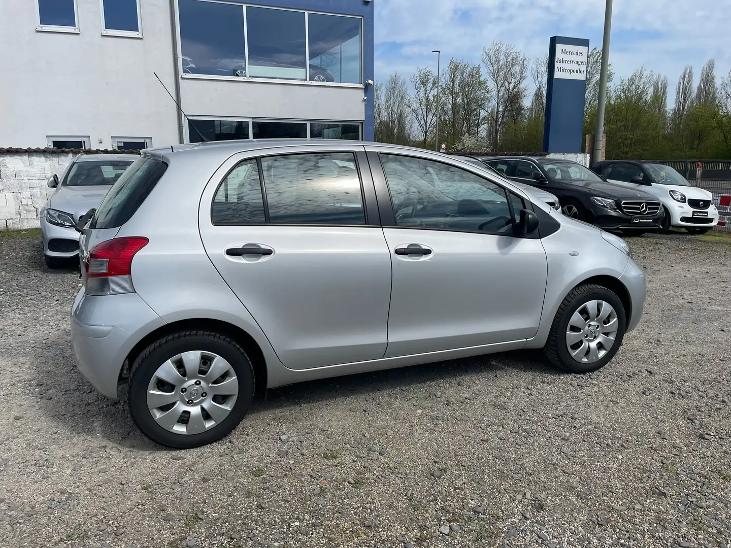 Toyota Yaris Cool Grey - 1