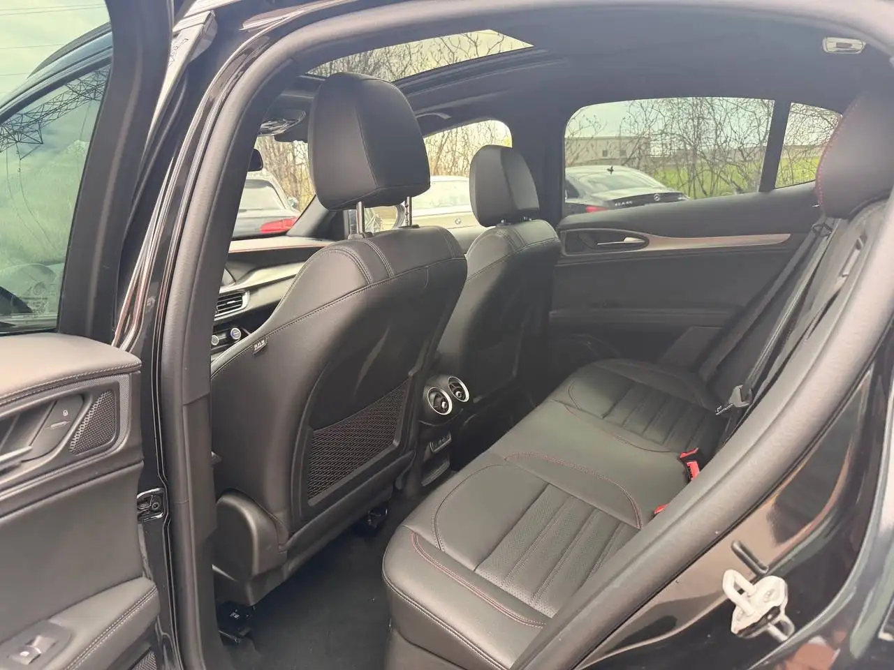 Alfa Romeo Stelvio снимка Alfa Romeo Stelvio