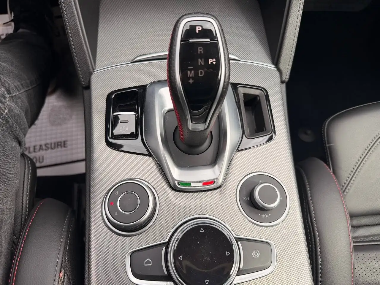 Alfa Romeo Stelvio снимка Alfa Romeo Stelvio