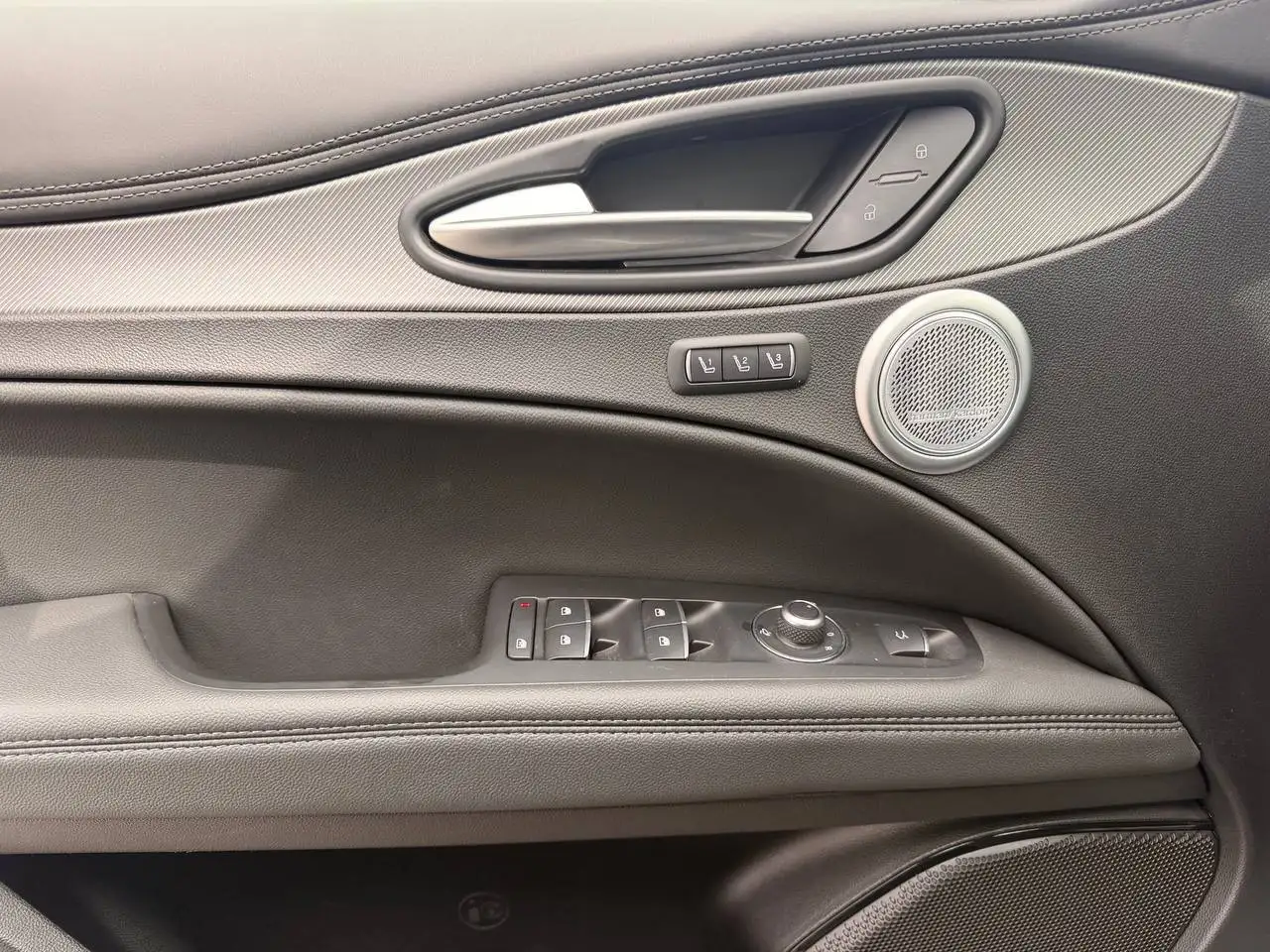 Alfa Romeo Stelvio снимка Alfa Romeo Stelvio
