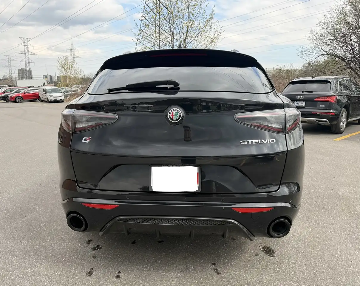 Alfa Romeo Stelvio снимка Alfa Romeo Stelvio