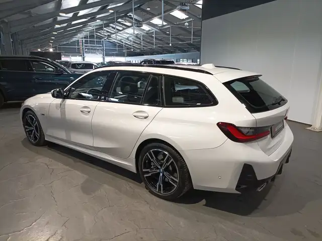 BMW 3 Series view 4