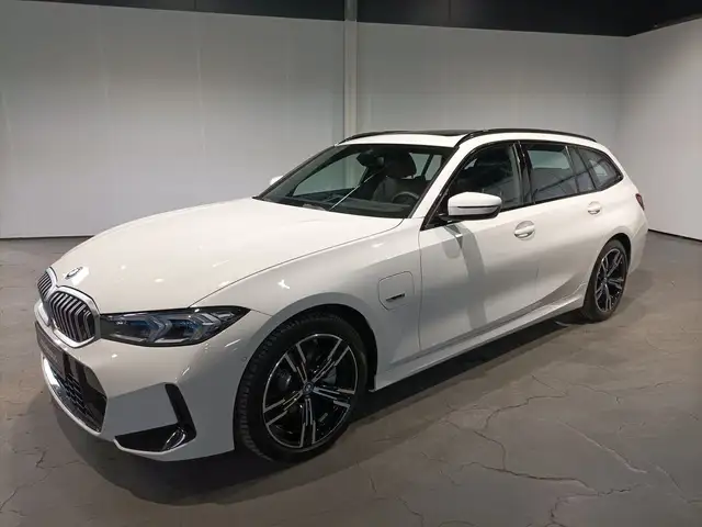 BMW 3 Series view 3