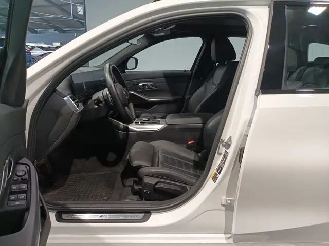 BMW 3 Series view 8
