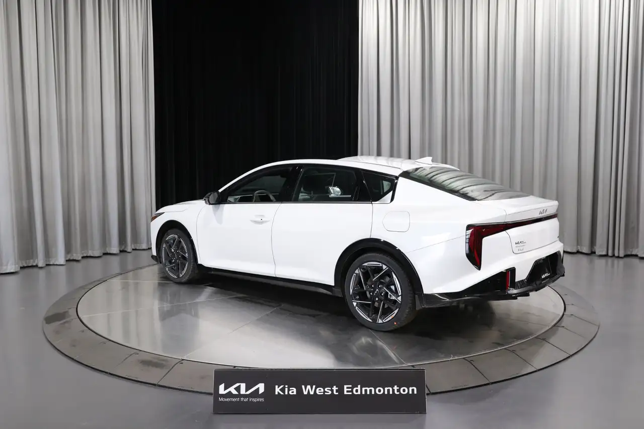 Kia K4 снимка Kia K4