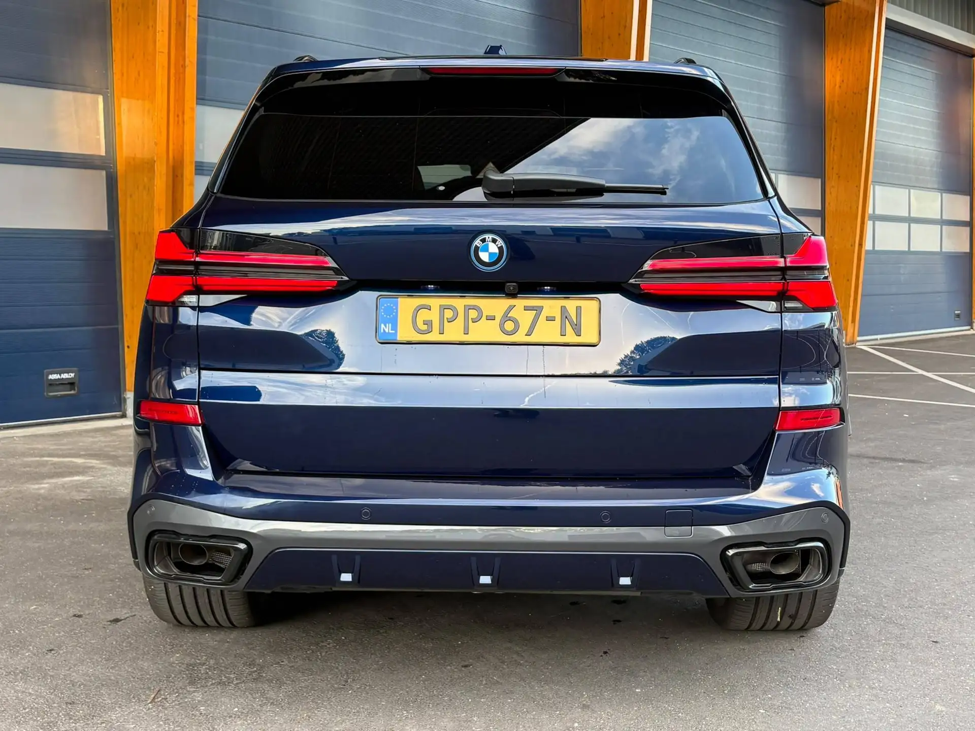 BMW X5 50e 2024 네이비 사진 3