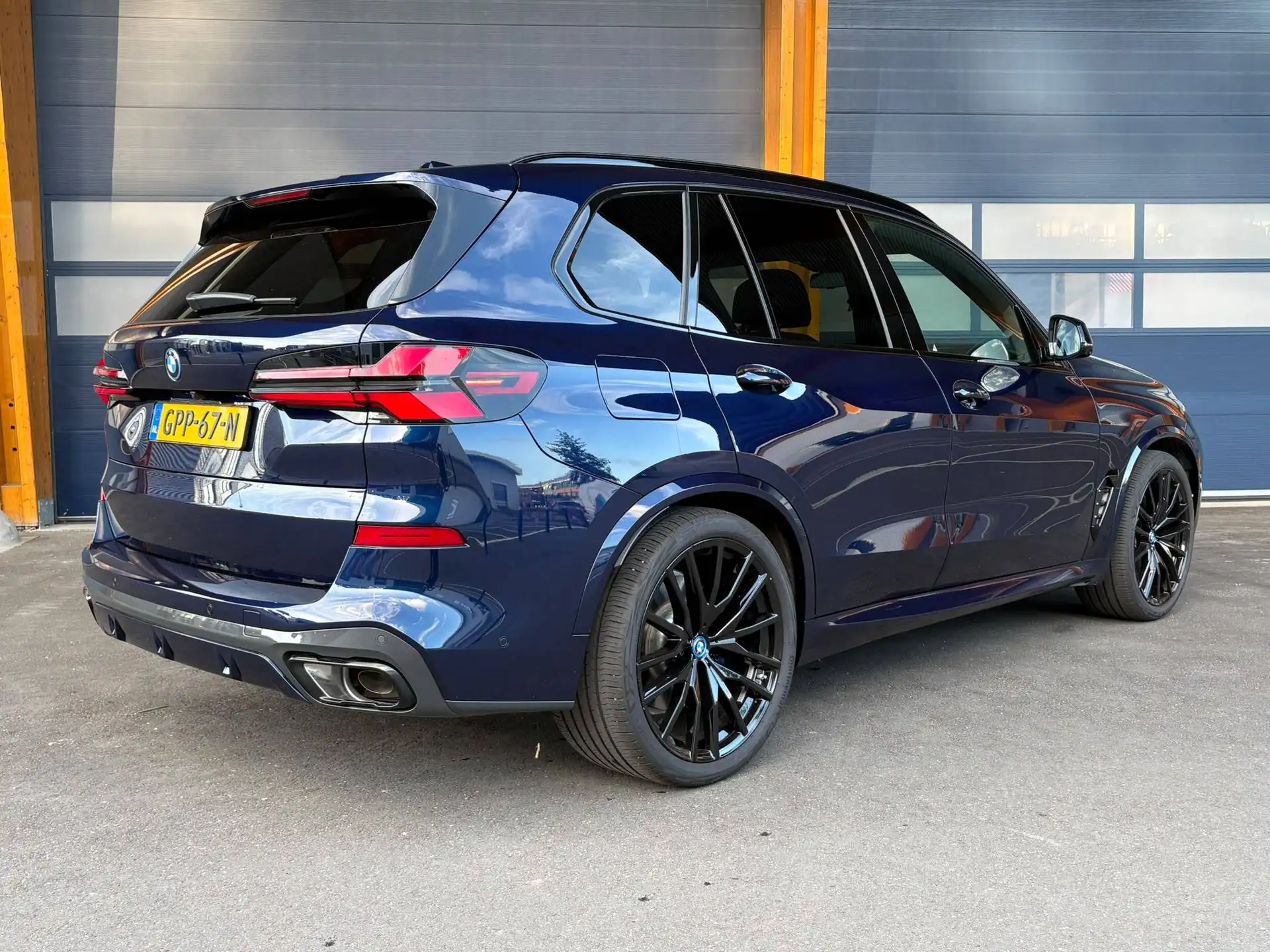 BMW X5 50e 2024 네이비 사진 4