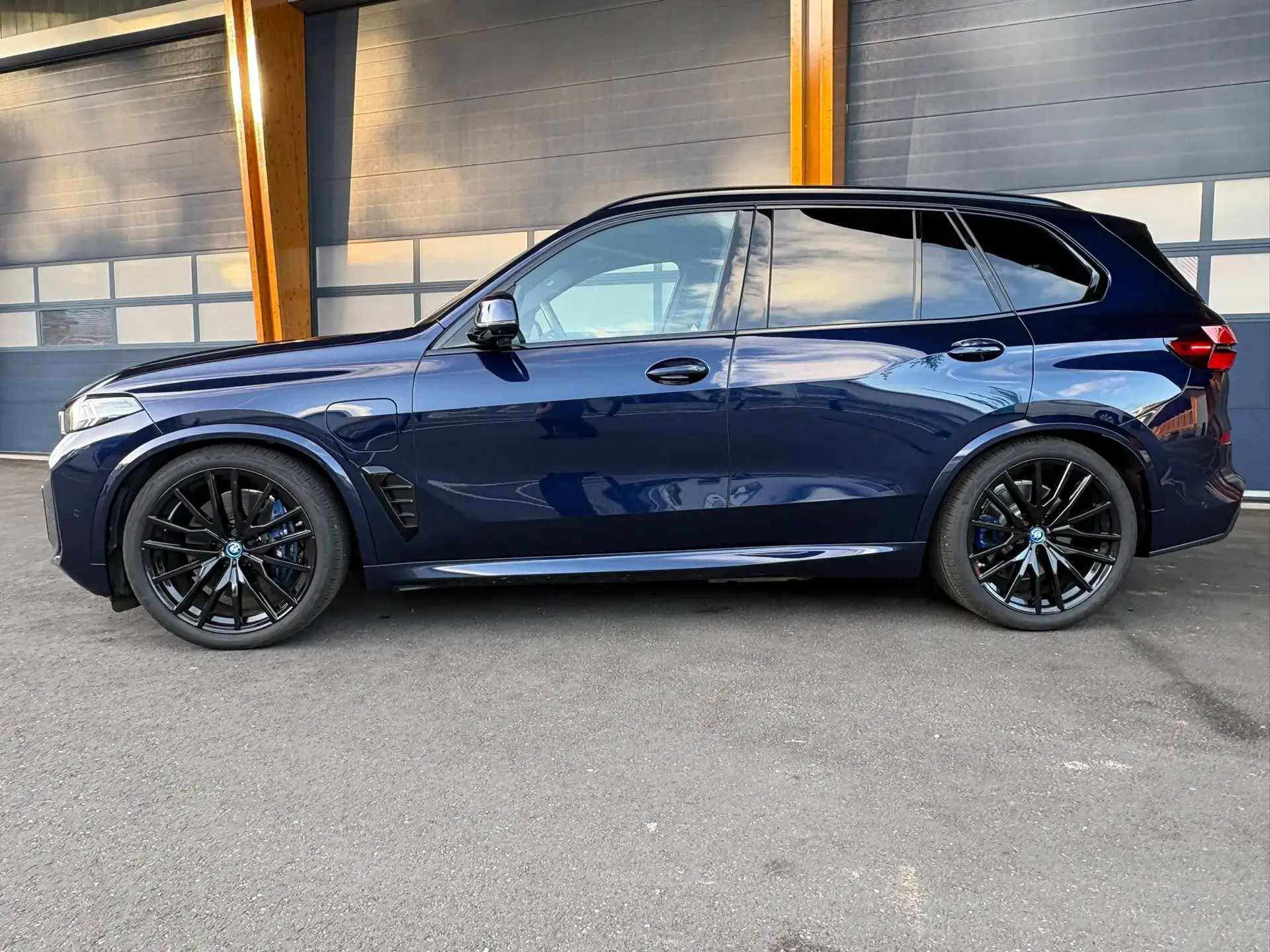 BMW X5 50e 2024 네이비 사진 2