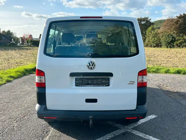 Volkswagen Transporter view 4