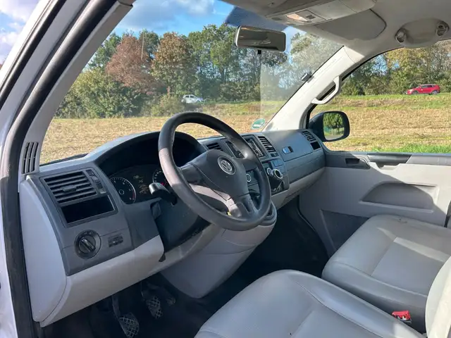 Volkswagen Transporter view 15