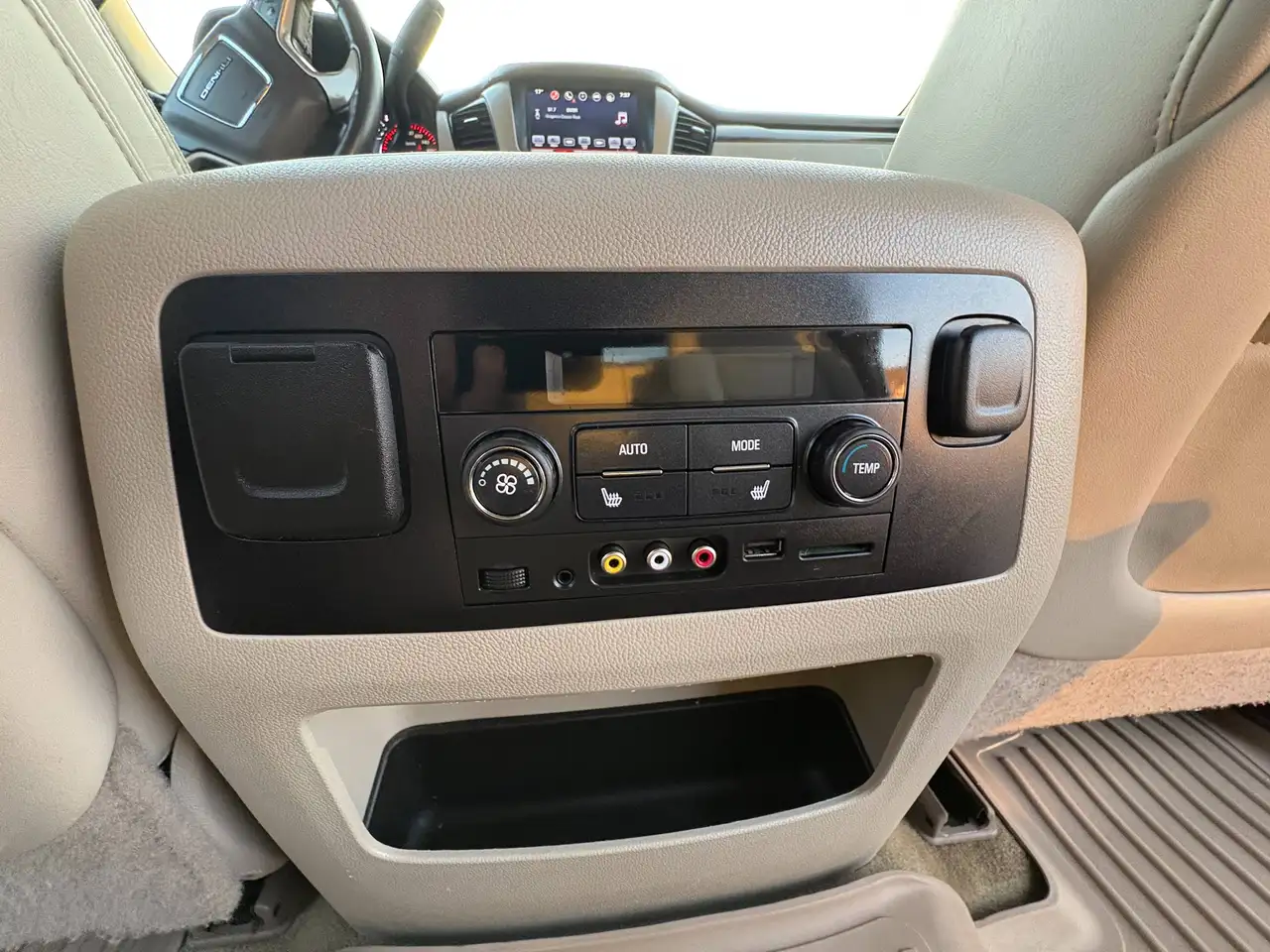 GMC Yukon снимка GMC Yukon