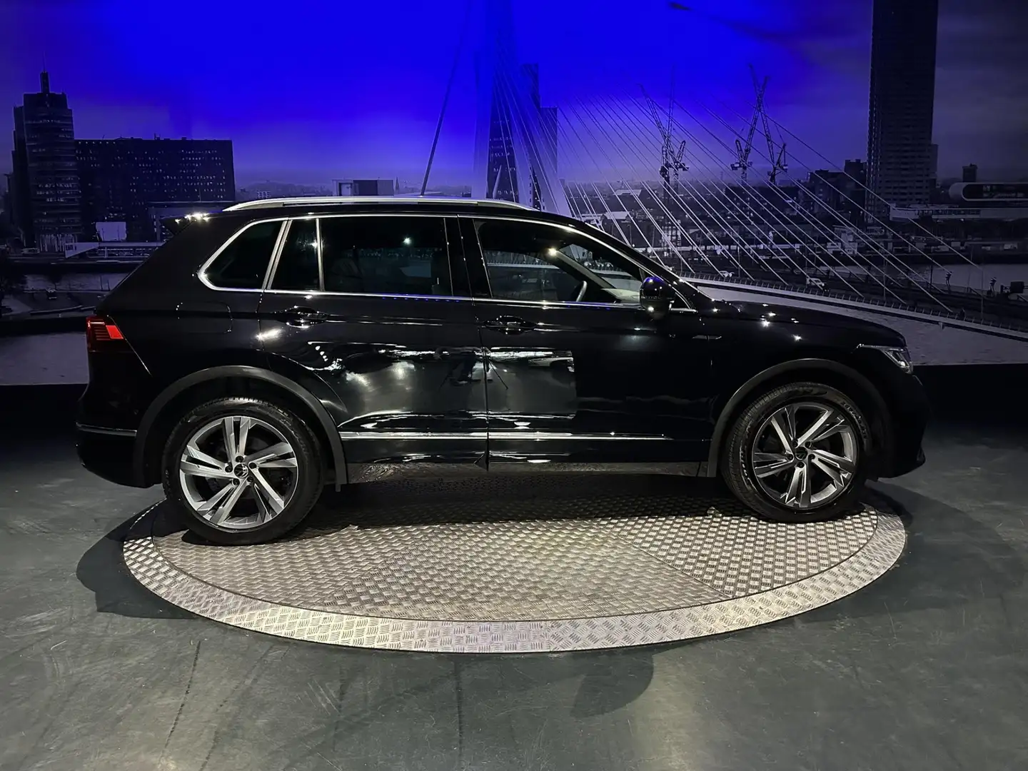 Volkswagen Tiguan 1.5 TSI R-Line Business+ MY 2021*Pano*Keyless*Lede Zwart - 2