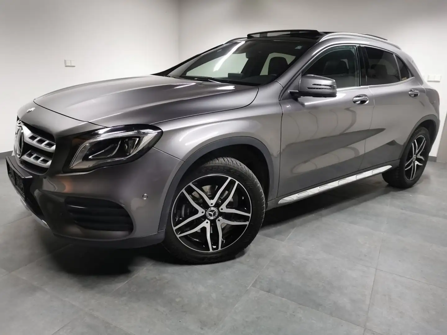 Mercedes-Benz GLA 250 -4 Matic,2xAMG Paket,Panorama,Ahv,SR+WR,Standhzg. Grau - 1