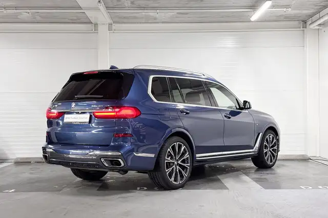 BMW X7 view 6