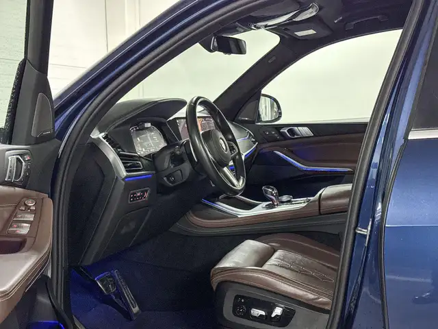 BMW X7 view 8