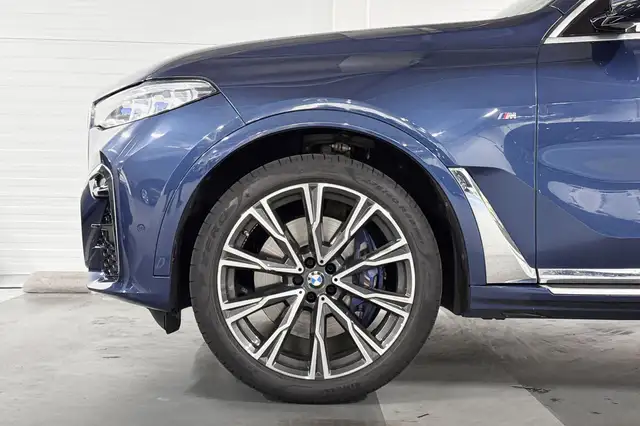 BMW X7 view 4