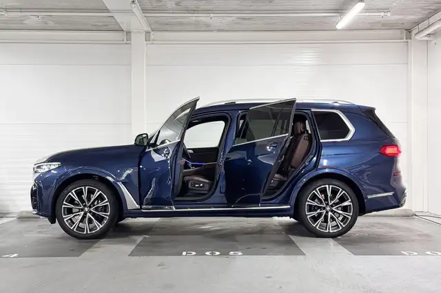 BMW X7 view 3