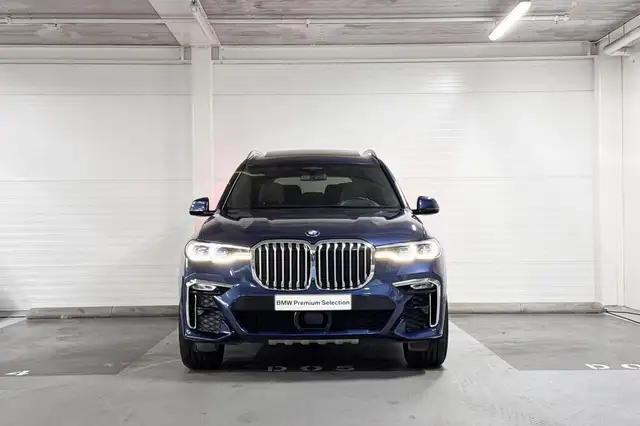 BMW X7 view 5