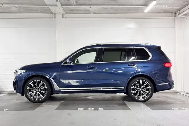 BMW X7 view 2