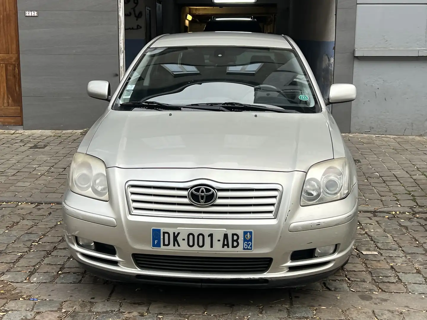 Toyota Avensis 1.8i 16v Linea Sol Goud - 1