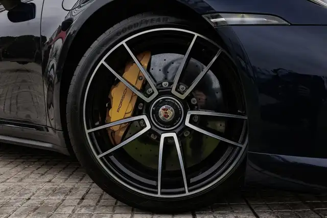 Porsche 992 view 7