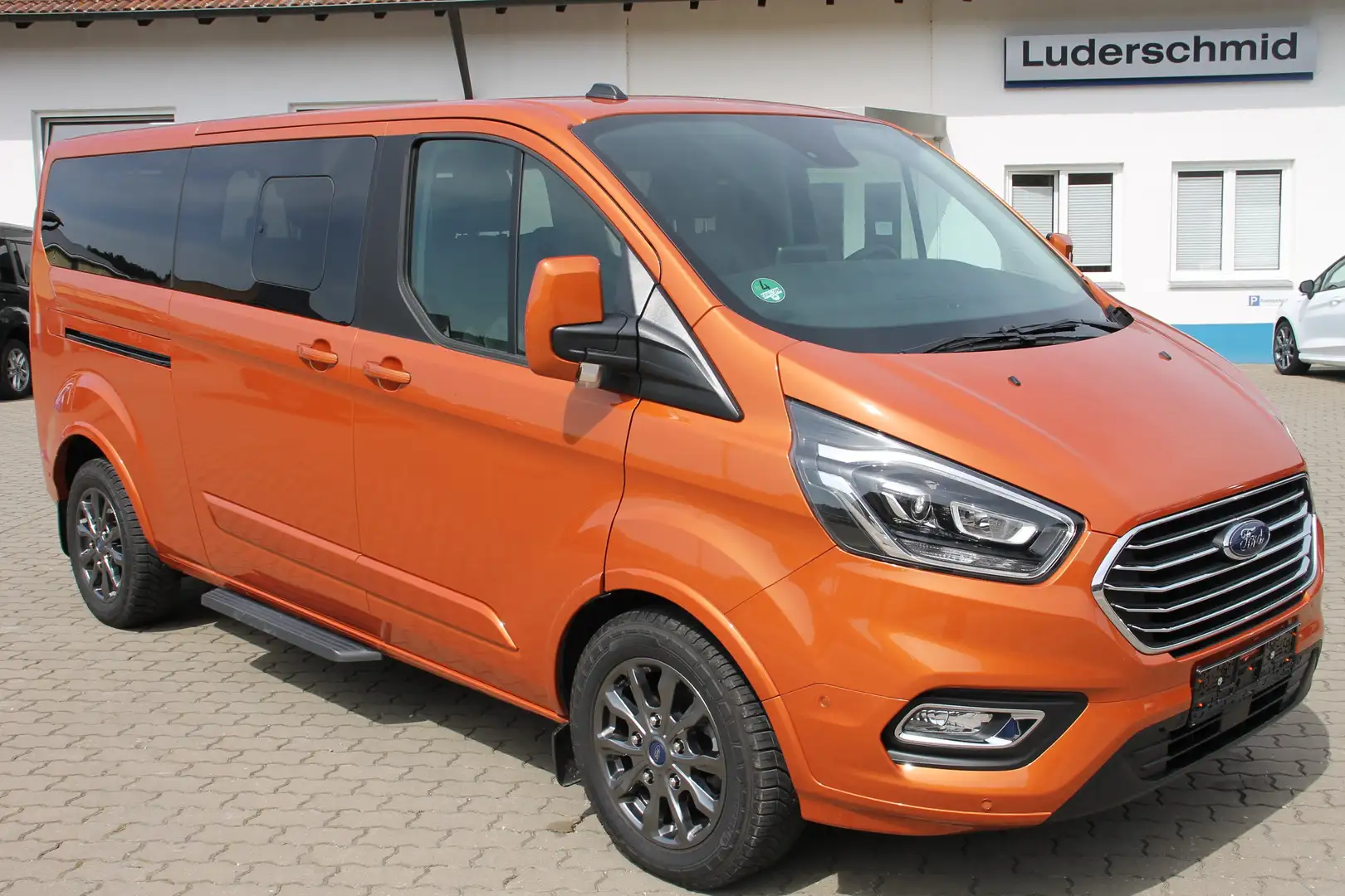 Ford Tourneo Custom Titanium X 320 L2 8-Sitzer Oranj - 2