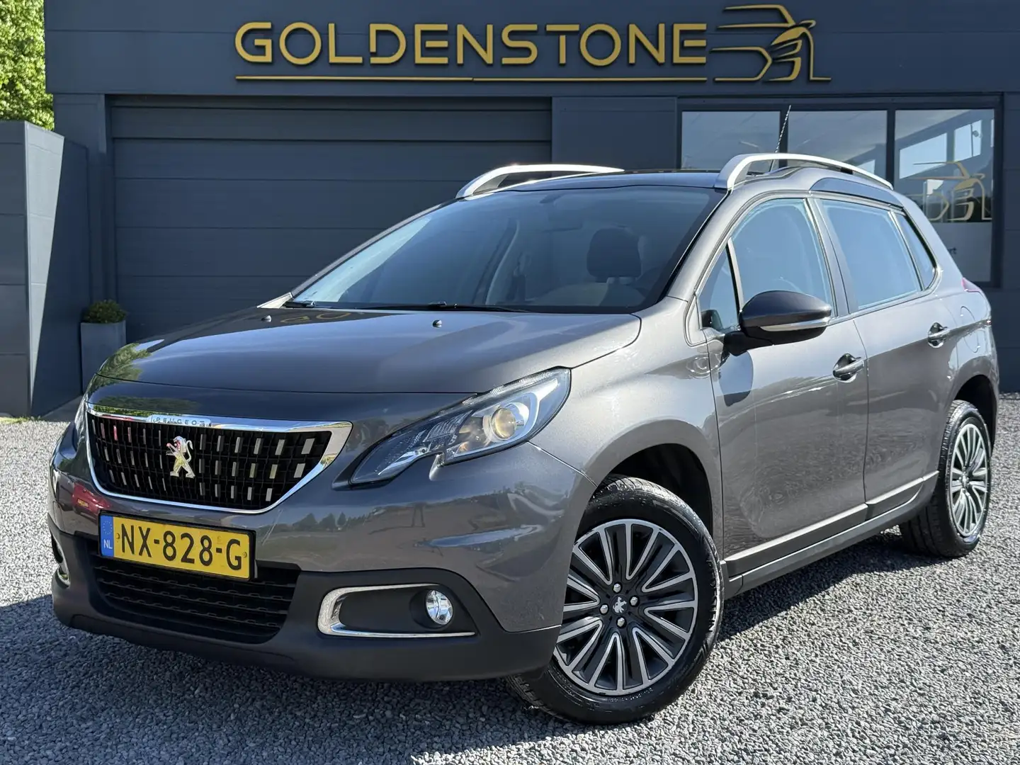 Peugeot 2008 1.2 PureTech Active 2e Eigenaar,Navi,Trekhaak,Pano Šedá - 1
