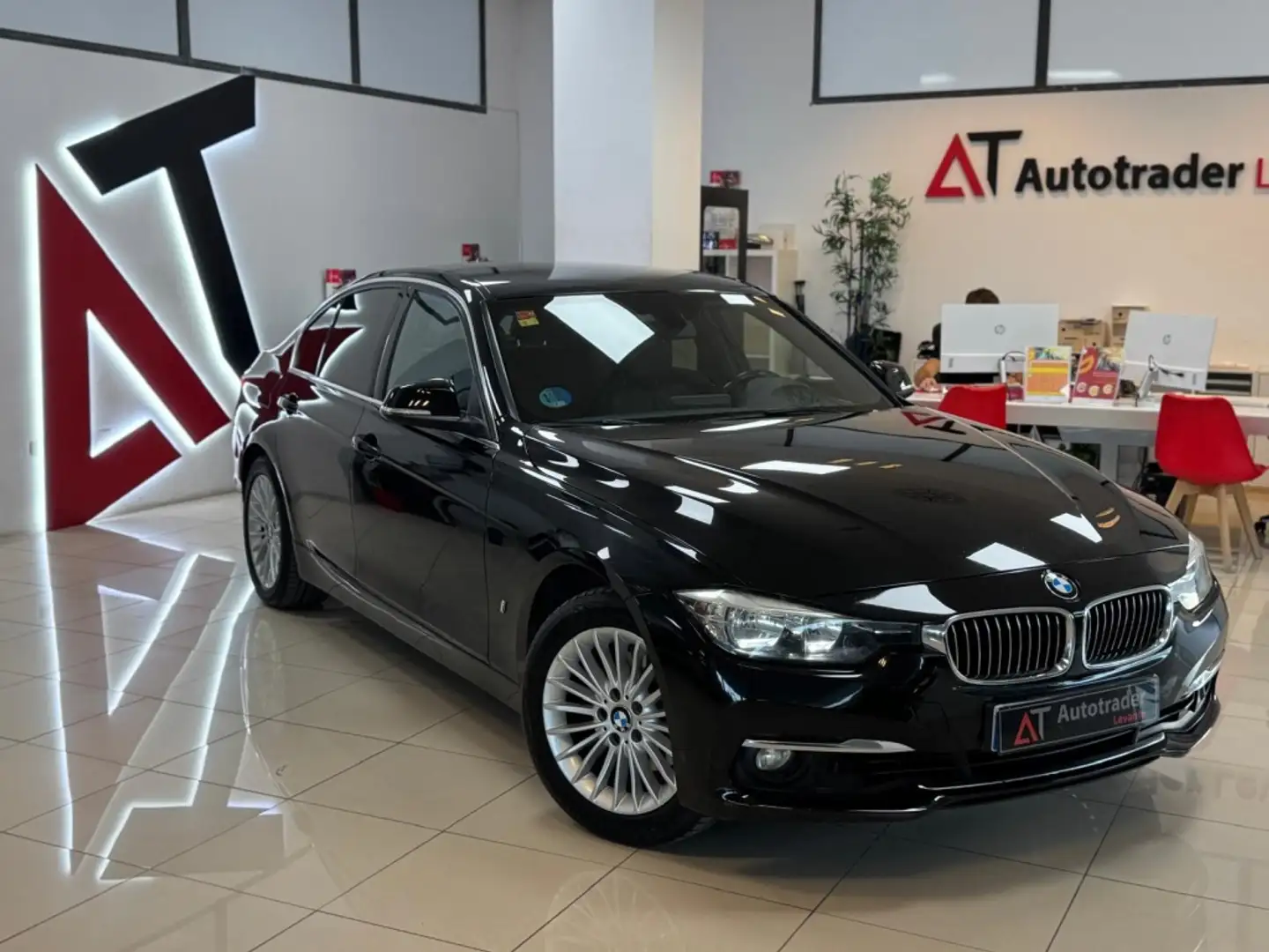 BMW 330 330e iPerformance Noir - 1