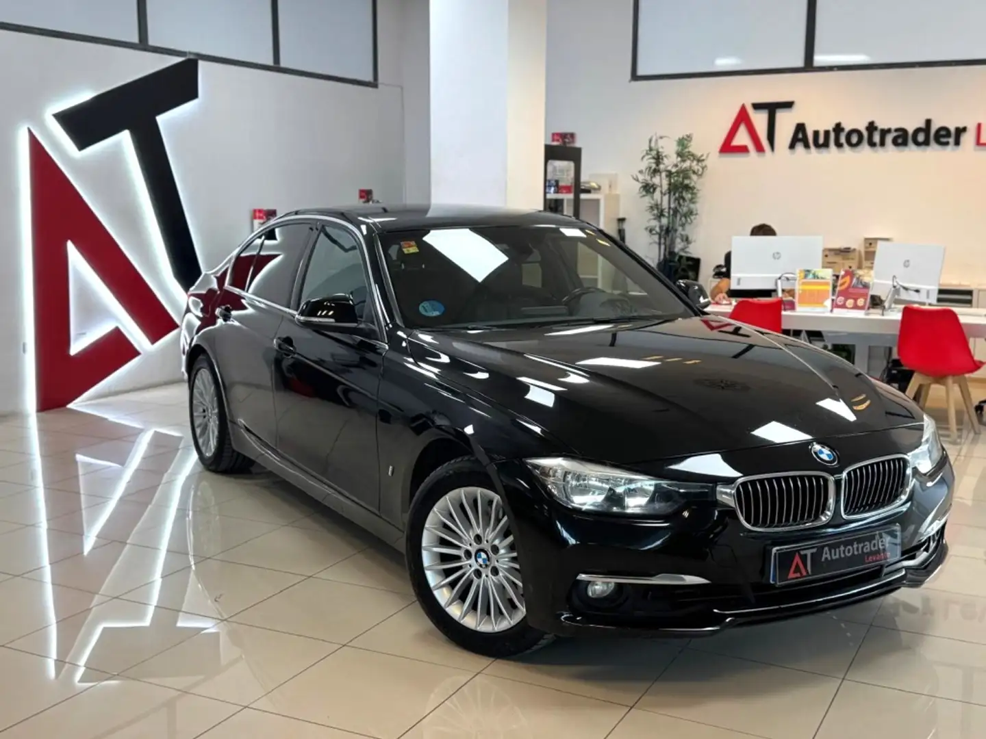 BMW 330 330e iPerformance Negro - 1