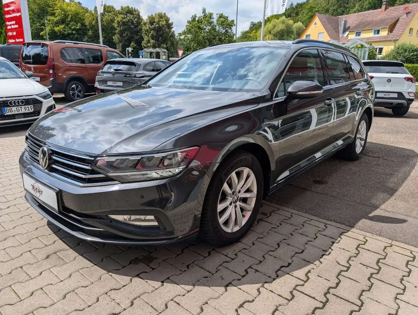 Volkswagen Passat Variant 1.5TSI DSG Business AHK Navi LED SHZ Grijs - 2