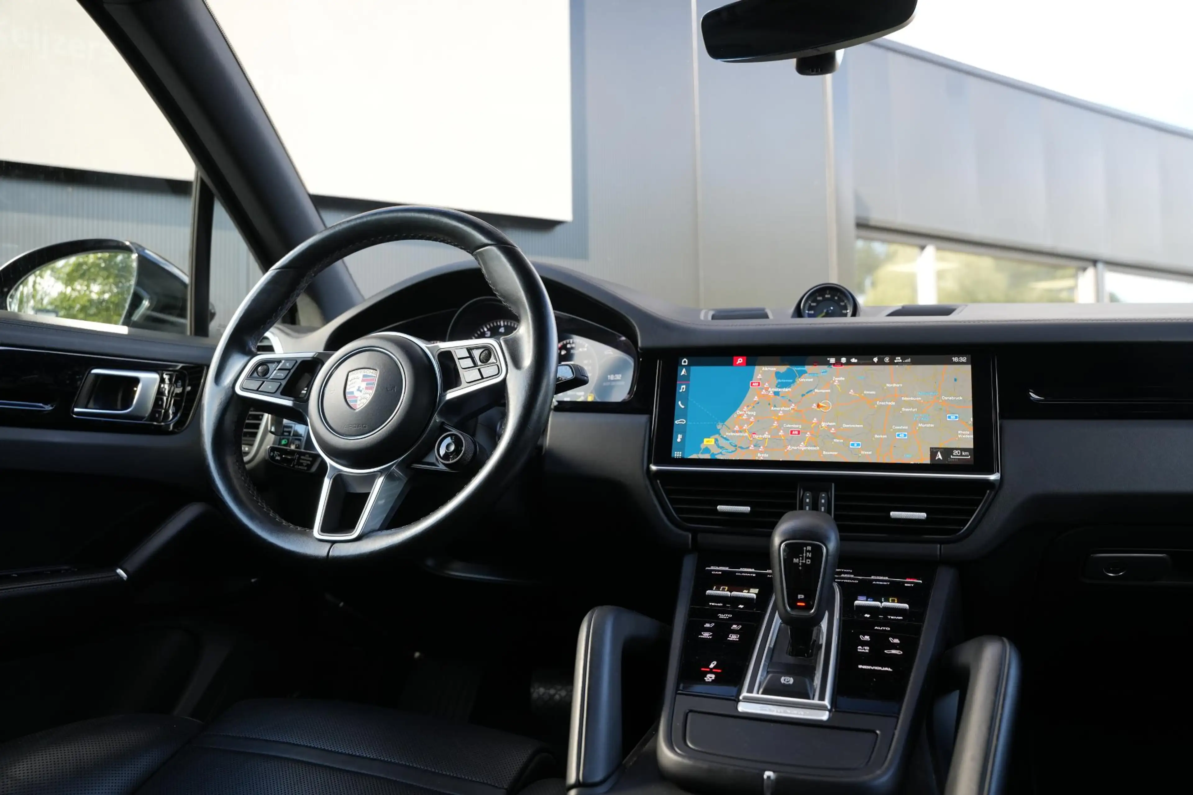 Porsche Cayenne 3.0 E-Hybrid — photo 15