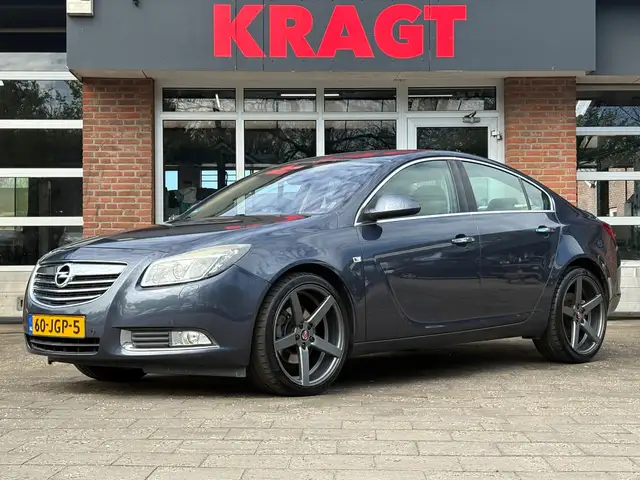 Opel Insignia Cosmo 2.0 T 220 pk AUTOMAAT - Xenon - Leder - Zeer