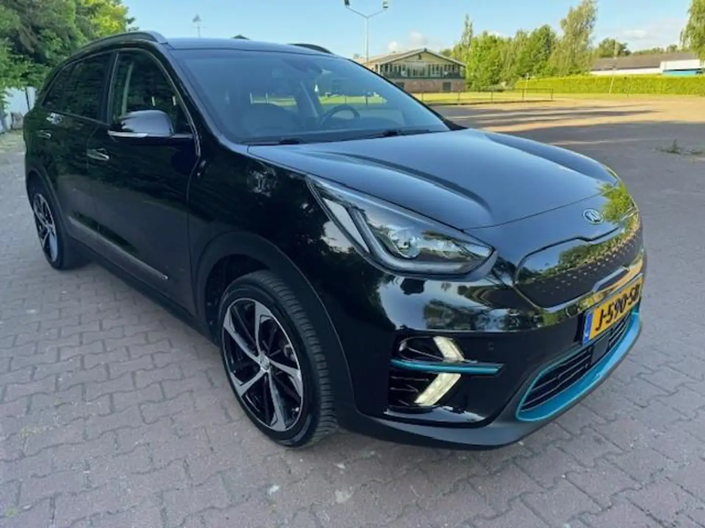 Kia e-Niro EXECUTIVE 64KWH 3FASE/THAAK/ACARPLAY/FABRIEKSGARAN Zwart - 1