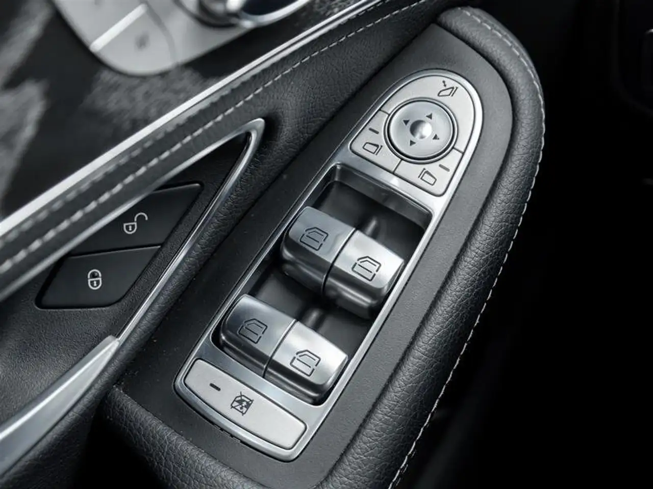 Mercedes-Benz C-Class снимка Mercedes-Benz C-Class