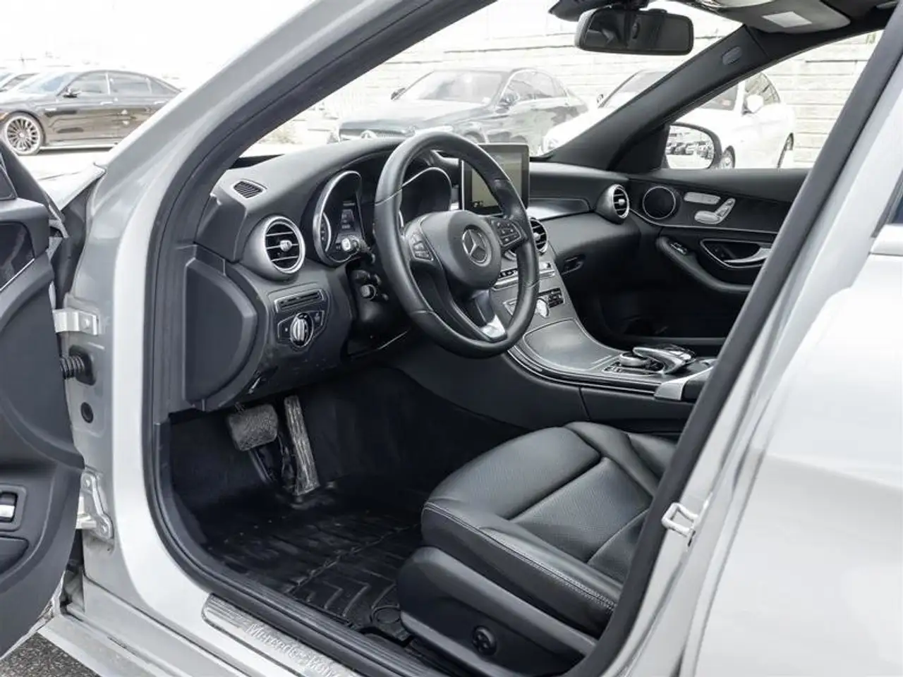 Mercedes-Benz C-Class снимка Mercedes-Benz C-Class