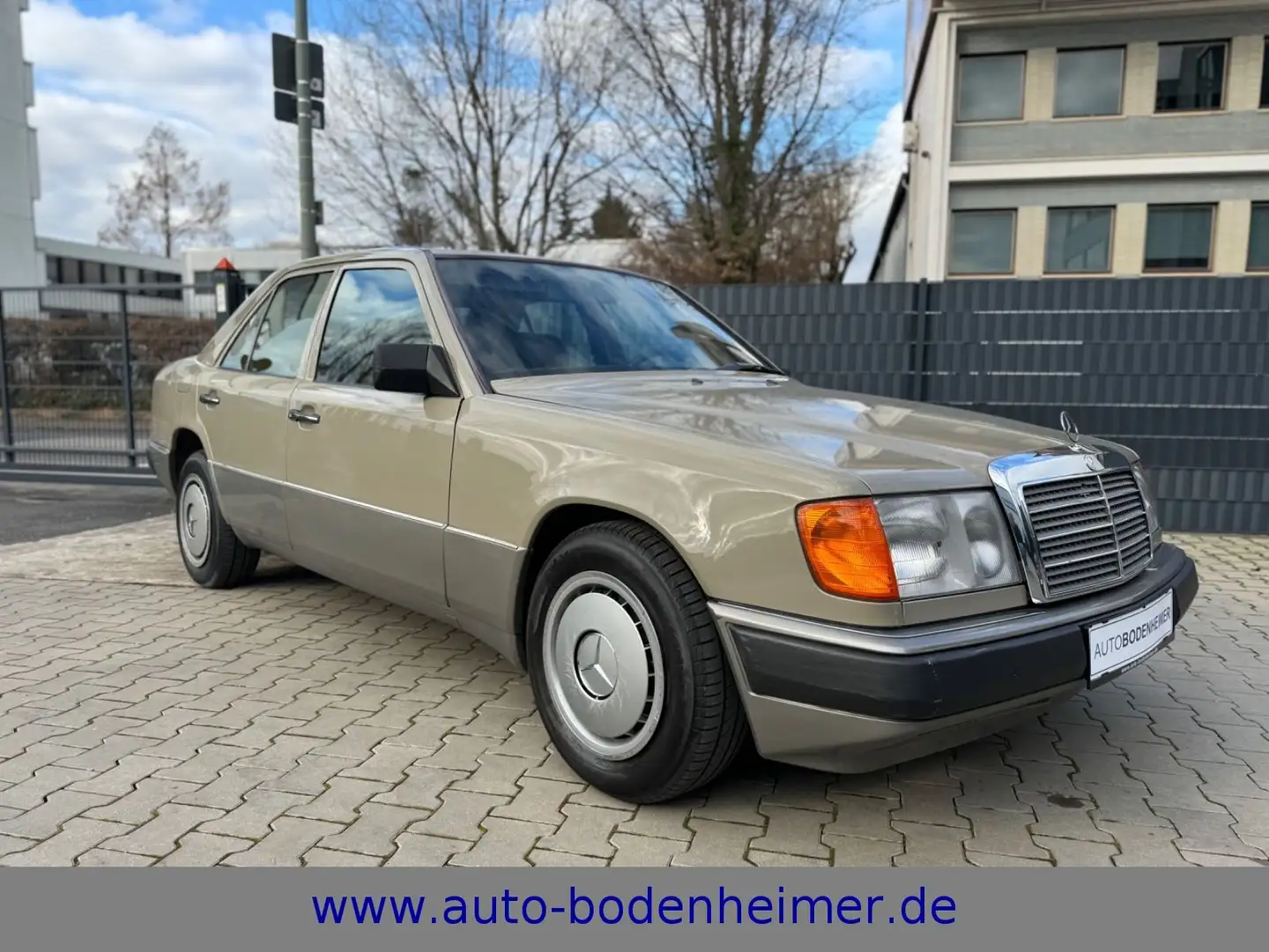Mercedes-Benz 230 E (W124) Oldtimer·1.Hd/AC/ZV/Color/SH·TÜV neu Beżowy - 1