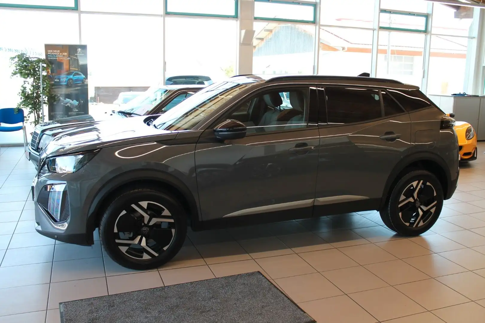 Peugeot 2008 Allure PureTech 100 Grau - 2
