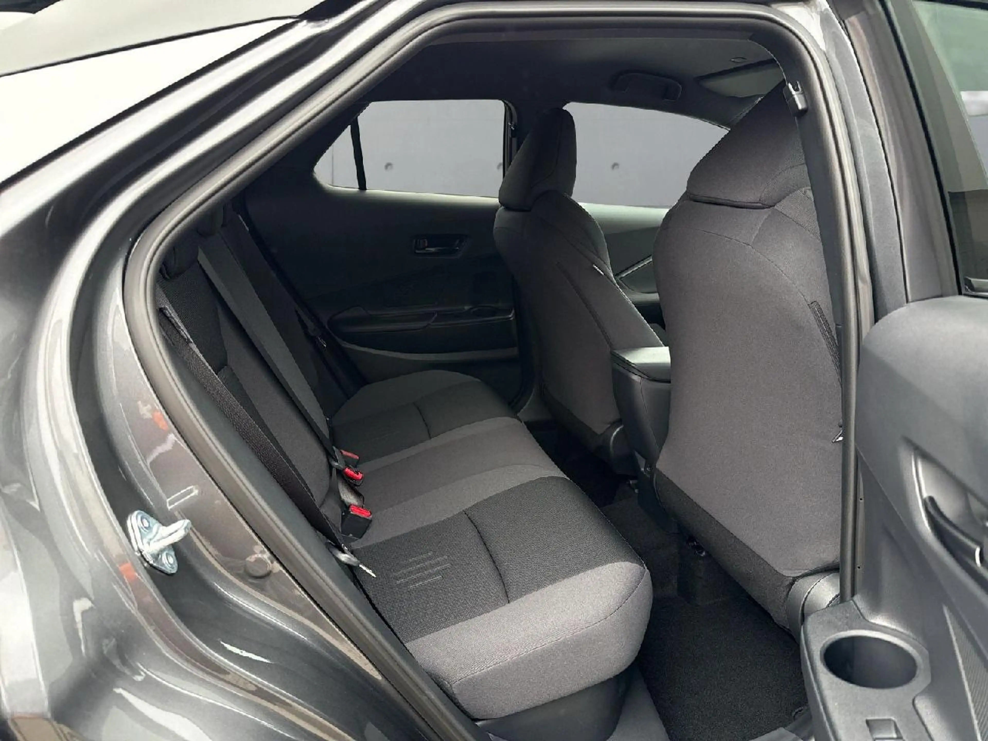 Toyota C-HR Hybrid FWD Teamplayer — photo 12