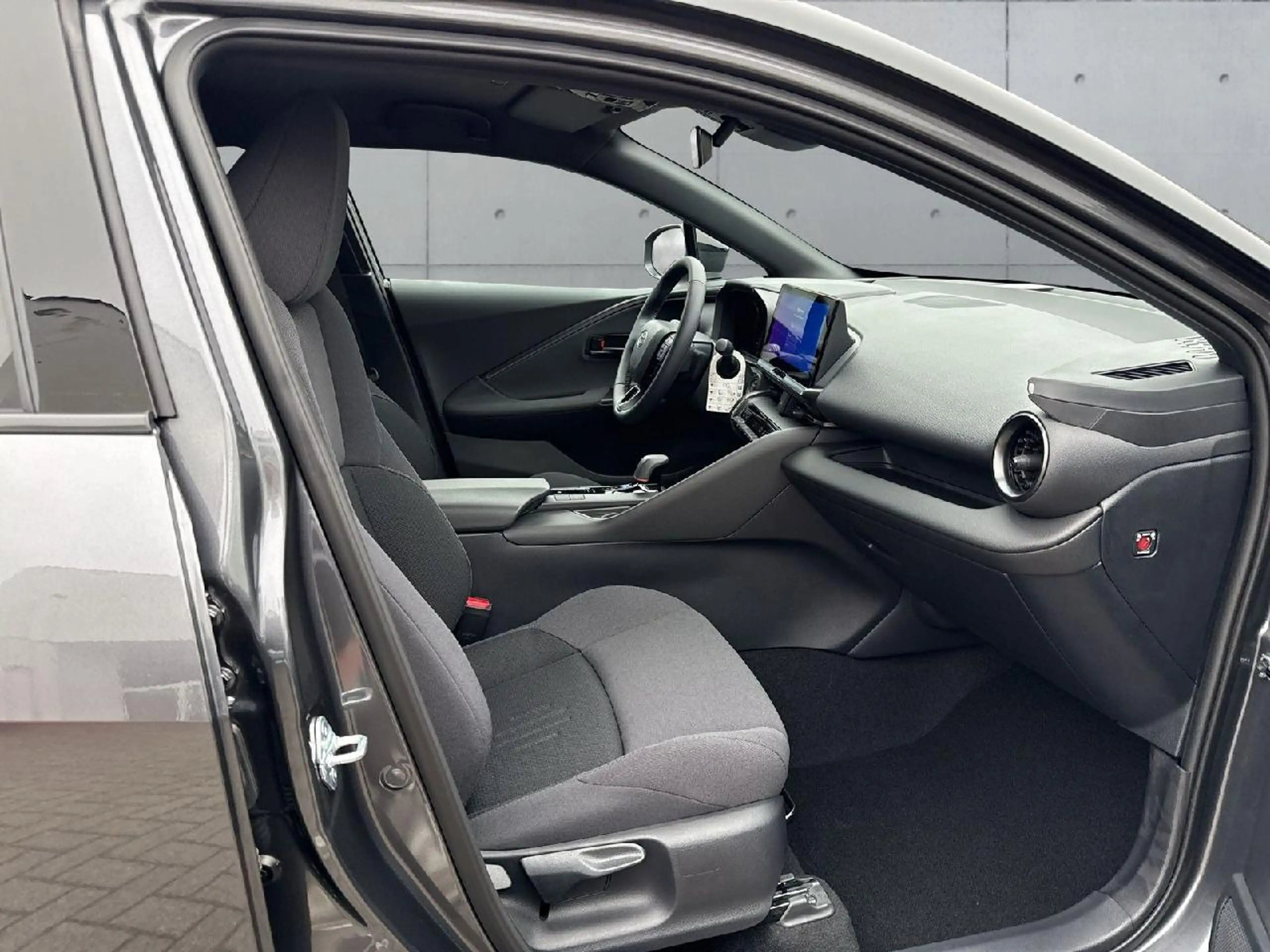 Toyota C-HR Hybrid FWD Teamplayer — photo 11