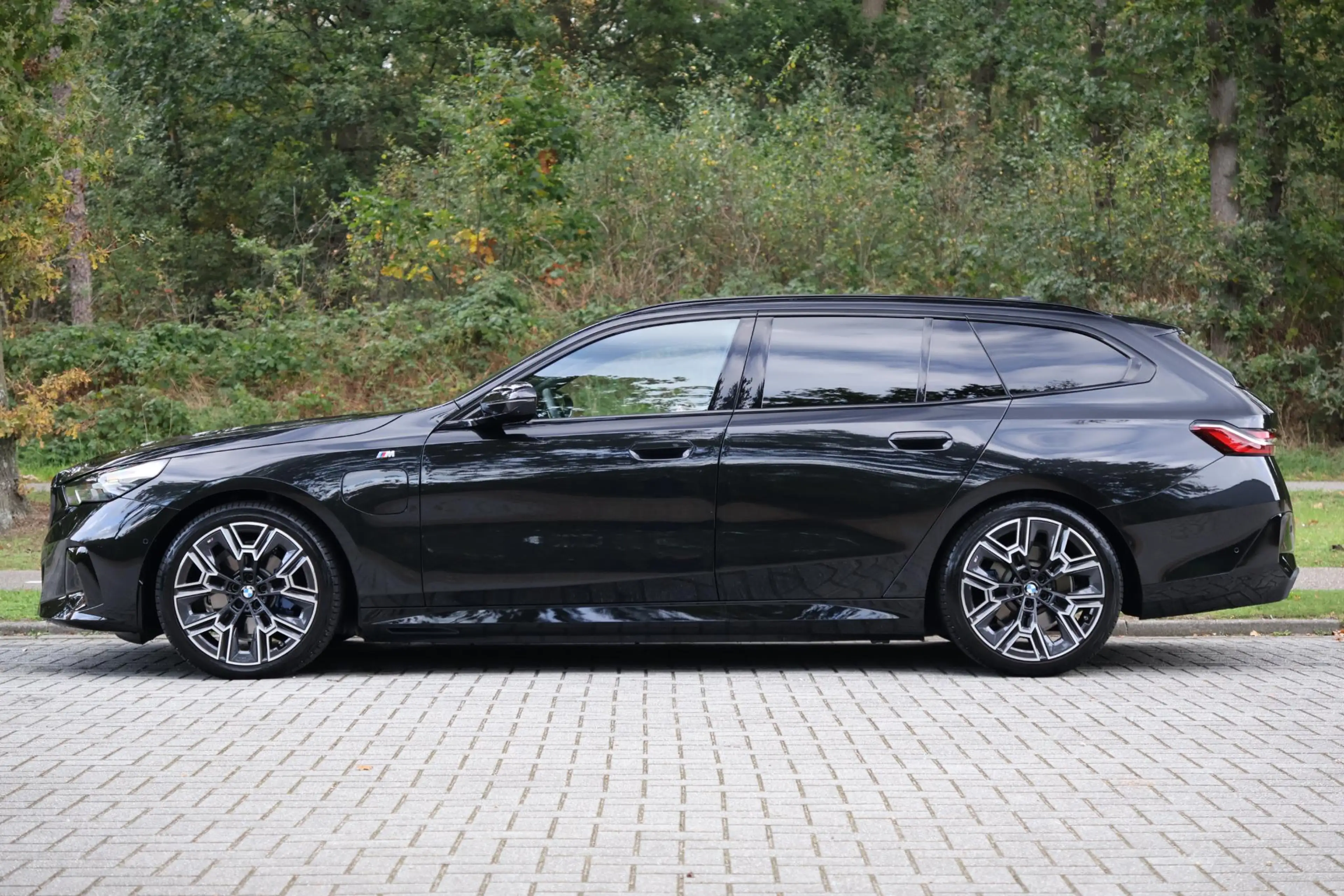BMW 530 5-serie Touring 530e xDrive M-sport | Bowers Wilki — photo 2