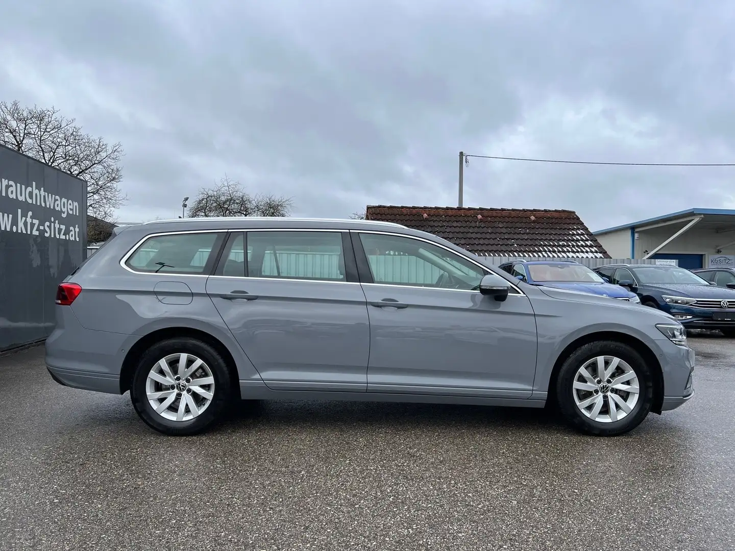 Volkswagen Passat Variant Business 2,0 SCR TDI DSG | NP: €53.000 Grau - 2
