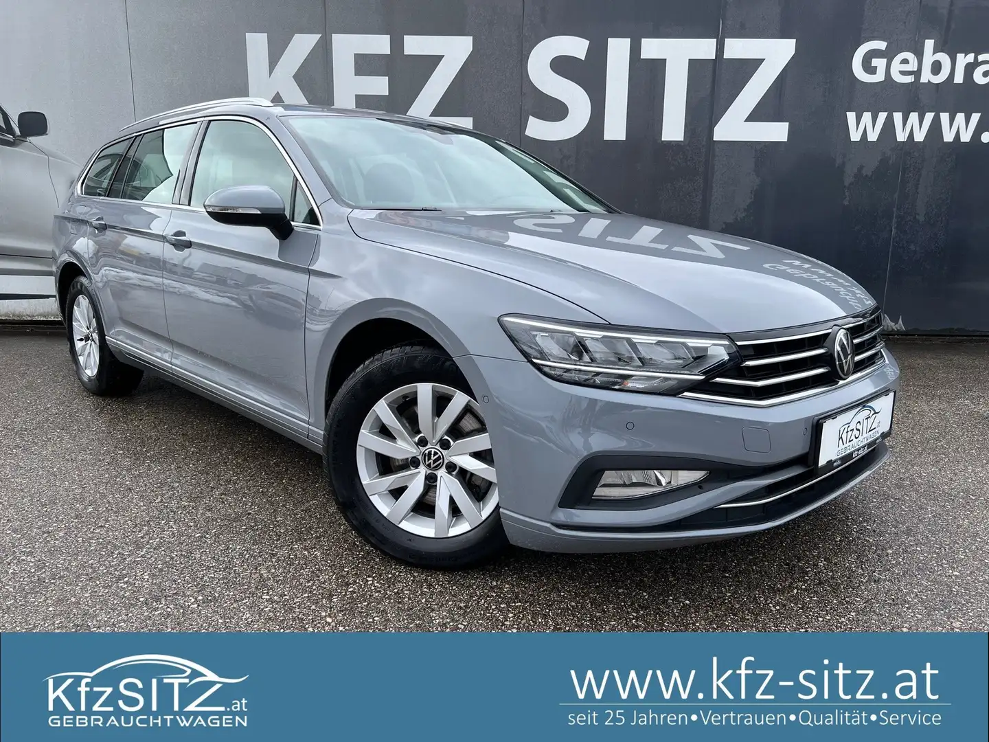 Volkswagen Passat Variant Business 2,0 SCR TDI DSG | NP: €53.000 Grau - 1