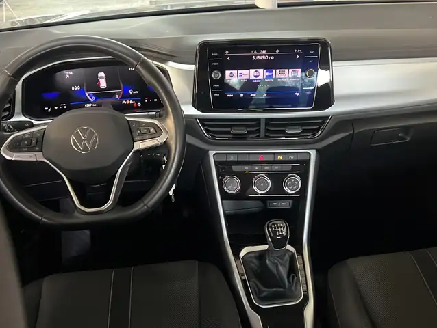 Volkswagen T-Roc view 3